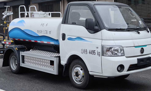 藍(lán)牌純電動2.5噸灑水車